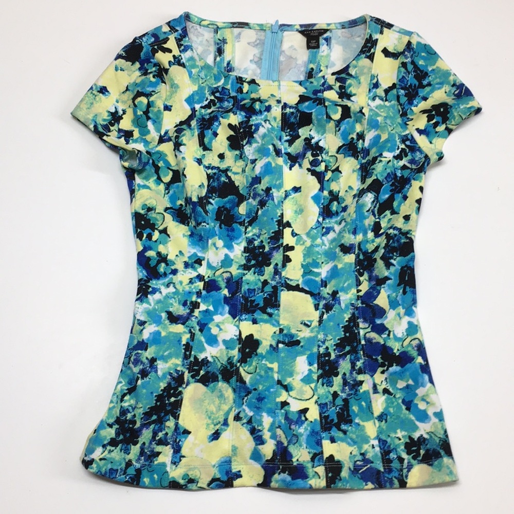 🐶 Ann Taylor Floral Top 🐶